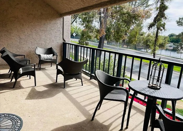 Lakeside Modern Retreat In Tempe