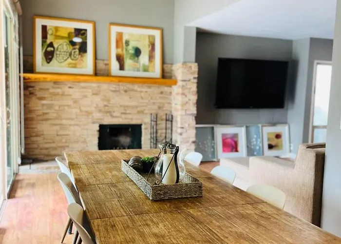 Lakeside Modern Retreat In Tempe